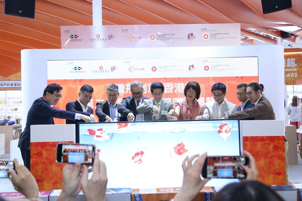 （左起）“2024北京国际图书博览会—香港馆”主席于克凌先生、香港出版总会名誉会长傅伟中先生、中央人民政府驻香港联络办公室宣传文体部副部长孙兆敏先生、文创产业发展处文创产业专员曾昭学先生、香港特别行政区政府驻北京办事处主任郑伟源先生、中宣部进出口管理局一级巡视员王华女士、紫荆文化集团副总经理丁伟先生、香港出版总会会长李家驹先生、“2024北京国际图书博览会—香港馆”副主席吕振邦先生一同为“香港馆”揭开序幕