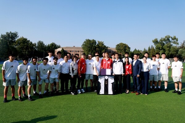 清华大学授予阿迪达斯全球ceo比约恩·古尔登“清华大学足球队名誉教练”称号