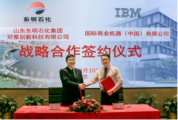 东明石化总裁李治（左）与ibm咨询大中华区副总裁李民（右）在签约仪式上